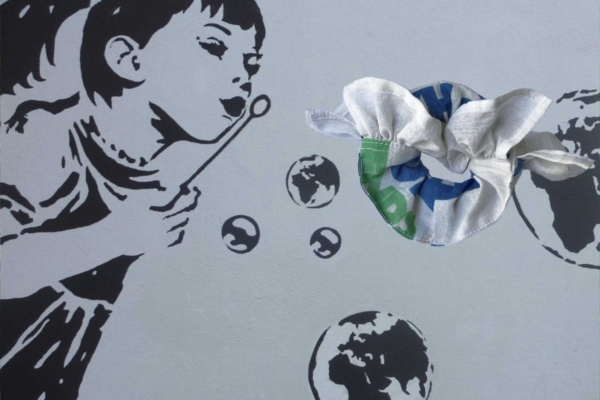 streetart girl bubbling flying scrunchie