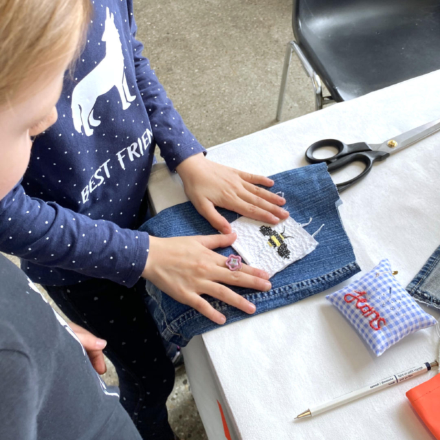 2 girls thinking about the design of the jeans pocket